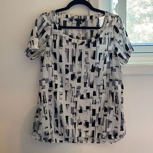 Banana republic | short sleeve silky patterned top